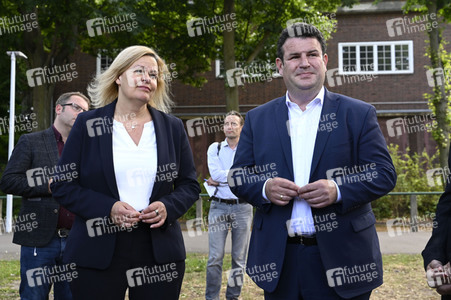 Nancy Faeser und Hubertus Heil beim Besuch der Gemeinschaftsunterkunft für Geflüchtete in Berlin