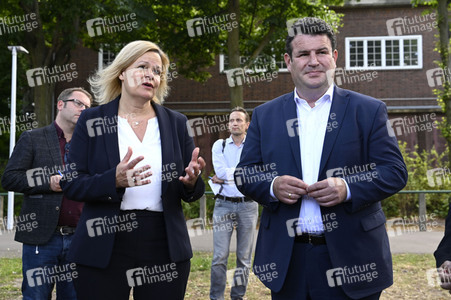 Nancy Faeser und Hubertus Heil beim Besuch der Gemeinschaftsunterkunft für Geflüchtete in Berlin