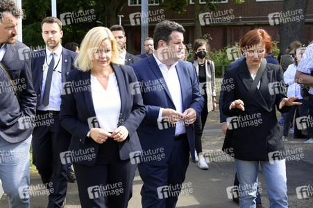 Nancy Faeser und Hubertus Heil beim Besuch der Gemeinschaftsunterkunft für Geflüchtete in Berlin