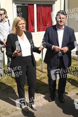 Nancy Faeser und Hubertus Heil beim Besuch der Gemeinschaftsunterkunft für Geflüchtete in Berlin