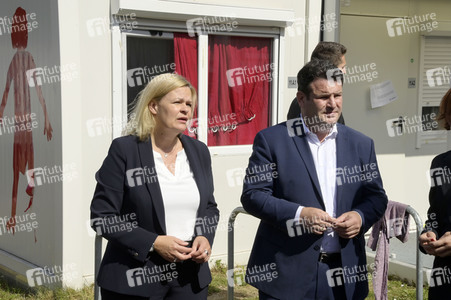 Nancy Faeser und Hubertus Heil beim Besuch der Gemeinschaftsunterkunft für Geflüchtete in Berlin