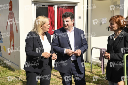 Nancy Faeser und Hubertus Heil beim Besuch der Gemeinschaftsunterkunft für Geflüchtete in Berlin