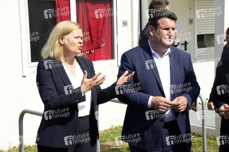 Nancy Faeser und Hubertus Heil beim Besuch der Gemeinschaftsunterkunft für Geflüchtete in Berlin