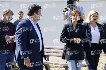 Nancy Faeser und Hubertus Heil beim Besuch der Gemeinschaftsunterkunft für Geflüchtete in Berlin