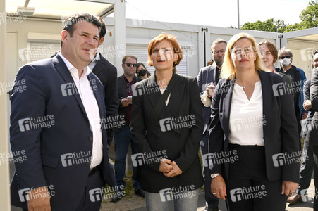Nancy Faeser und Hubertus Heil beim Besuch der Gemeinschaftsunterkunft für Geflüchtete in Berlin