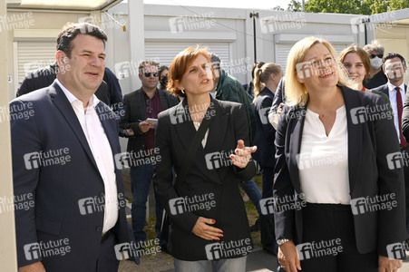 Nancy Faeser und Hubertus Heil beim Besuch der Gemeinschaftsunterkunft für Geflüchtete in Berlin
