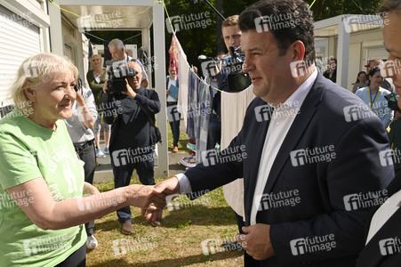 Nancy Faeser und Hubertus Heil beim Besuch der Gemeinschaftsunterkunft für Geflüchtete in Berlin