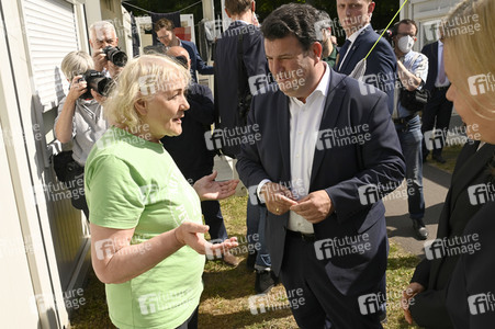 Nancy Faeser und Hubertus Heil beim Besuch der Gemeinschaftsunterkunft für Geflüchtete in Berlin