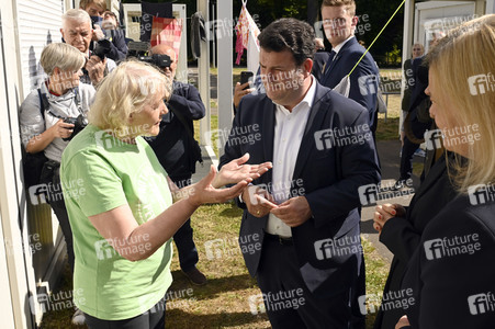 Nancy Faeser und Hubertus Heil beim Besuch der Gemeinschaftsunterkunft für Geflüchtete in Berlin