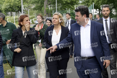 Nancy Faeser und Hubertus Heil beim Besuch der Gemeinschaftsunterkunft für Geflüchtete in Berlin