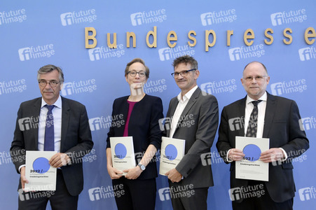 Bundespressekonferenz Friedensgutachten 2022 in Berlin