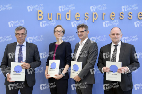 Bundespressekonferenz Friedensgutachten 2022 in Berlin