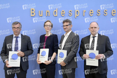 Bundespressekonferenz Friedensgutachten 2022 in Berlin