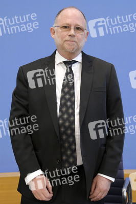 Bundespressekonferenz Friedensgutachten 2022 in Berlin