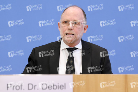 Bundespressekonferenz Friedensgutachten 2022 in Berlin