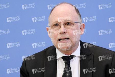 Bundespressekonferenz Friedensgutachten 2022 in Berlin