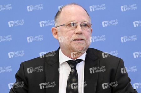 Bundespressekonferenz Friedensgutachten 2022 in Berlin