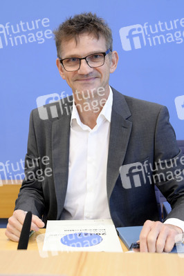 Bundespressekonferenz Friedensgutachten 2022 in Berlin