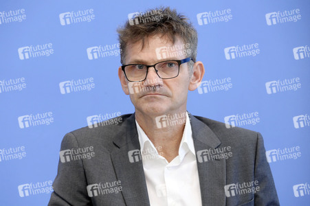 Bundespressekonferenz Friedensgutachten 2022 in Berlin