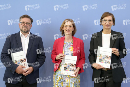 Bundespressekonferenz Veröffentlichung des nationalen Bildungsberichts 'Bildung in Deutschland 2022' in Berlin