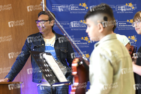 Mousse T. besucht die Hartwig-Claußen-Schule in Hannover