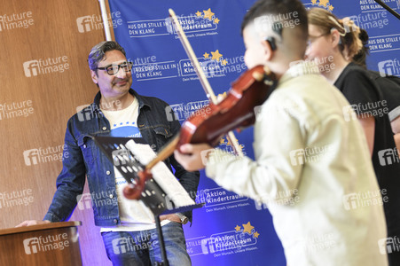 Mousse T. besucht die Hartwig-Claußen-Schule in Hannover