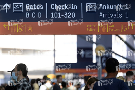 Warteschlagen am Flughafen in Köln