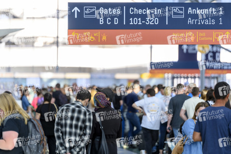 Warteschlagen am Flughafen in Köln