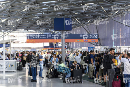 Warteschlagen am Flughafen in Köln