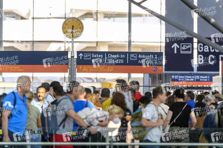 Warteschlagen am Flughafen in Köln