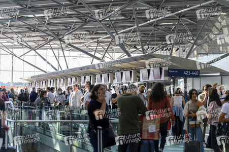 Warteschlagen am Flughafen in Köln