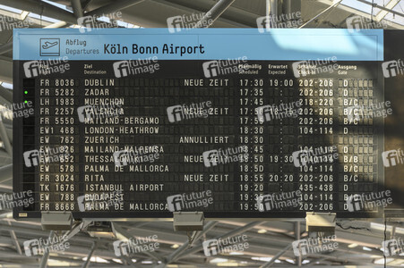 Warteschlagen am Flughafen in Köln