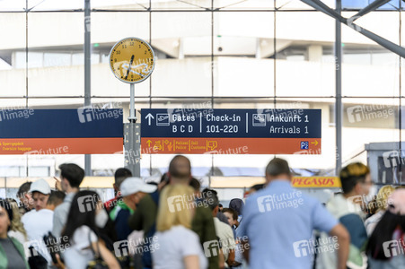 Warteschlagen am Flughafen in Köln