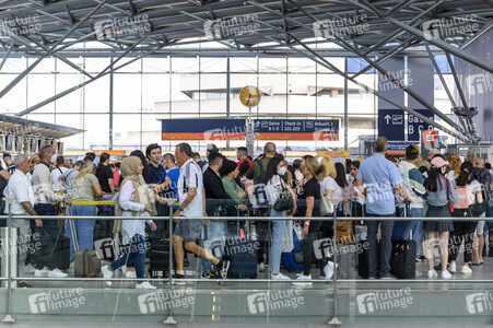 Warteschlagen am Flughafen in Köln