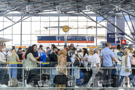 Warteschlagen am Flughafen in Köln