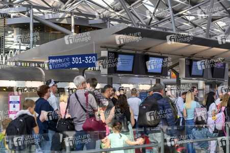 Warteschlagen am Flughafen in Köln