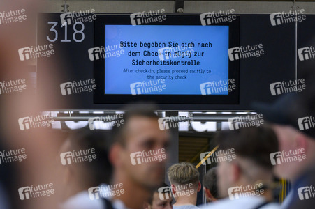 Warteschlagen am Flughafen in Köln