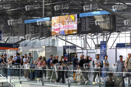 Warteschlagen am Flughafen in Köln