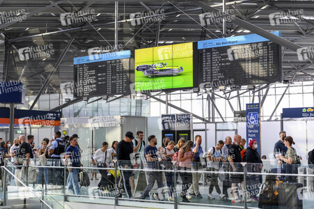 Warteschlagen am Flughafen in Köln