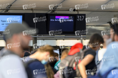 Warteschlagen am Flughafen in Köln