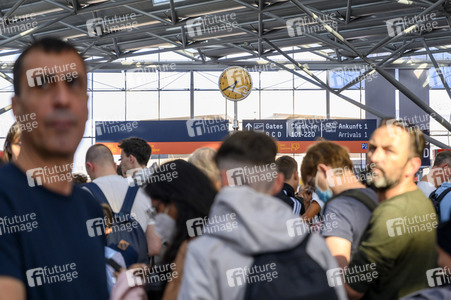 Warteschlagen am Flughafen in Köln