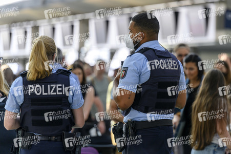 Warteschlagen am Flughafen in Köln