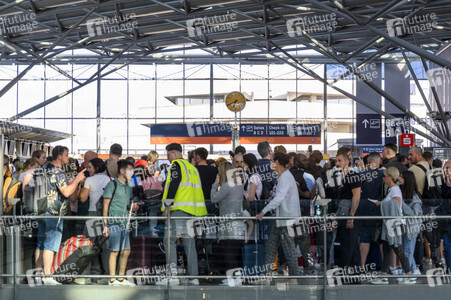 Warteschlagen am Flughafen in Köln