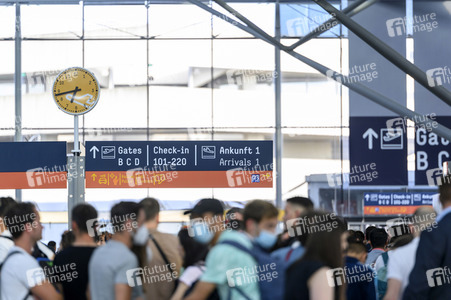 Warteschlagen am Flughafen in Köln