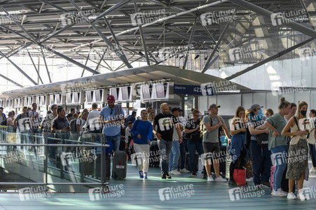 Warteschlagen am Flughafen in Köln