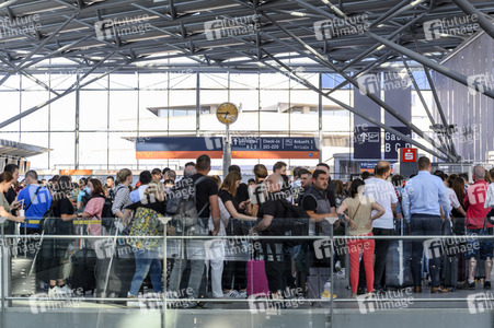 Warteschlagen am Flughafen in Köln