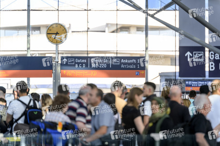 Warteschlagen am Flughafen in Köln