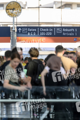 Warteschlagen am Flughafen in Köln