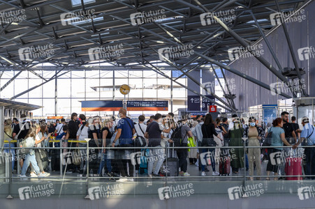Warteschlagen am Flughafen in Köln