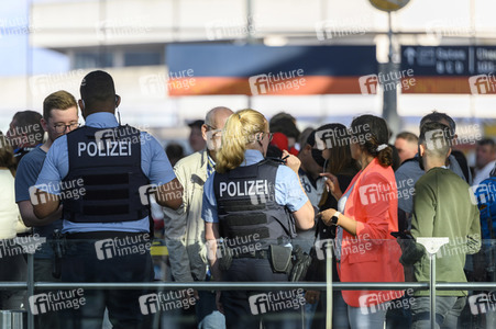 Warteschlagen am Flughafen in Köln